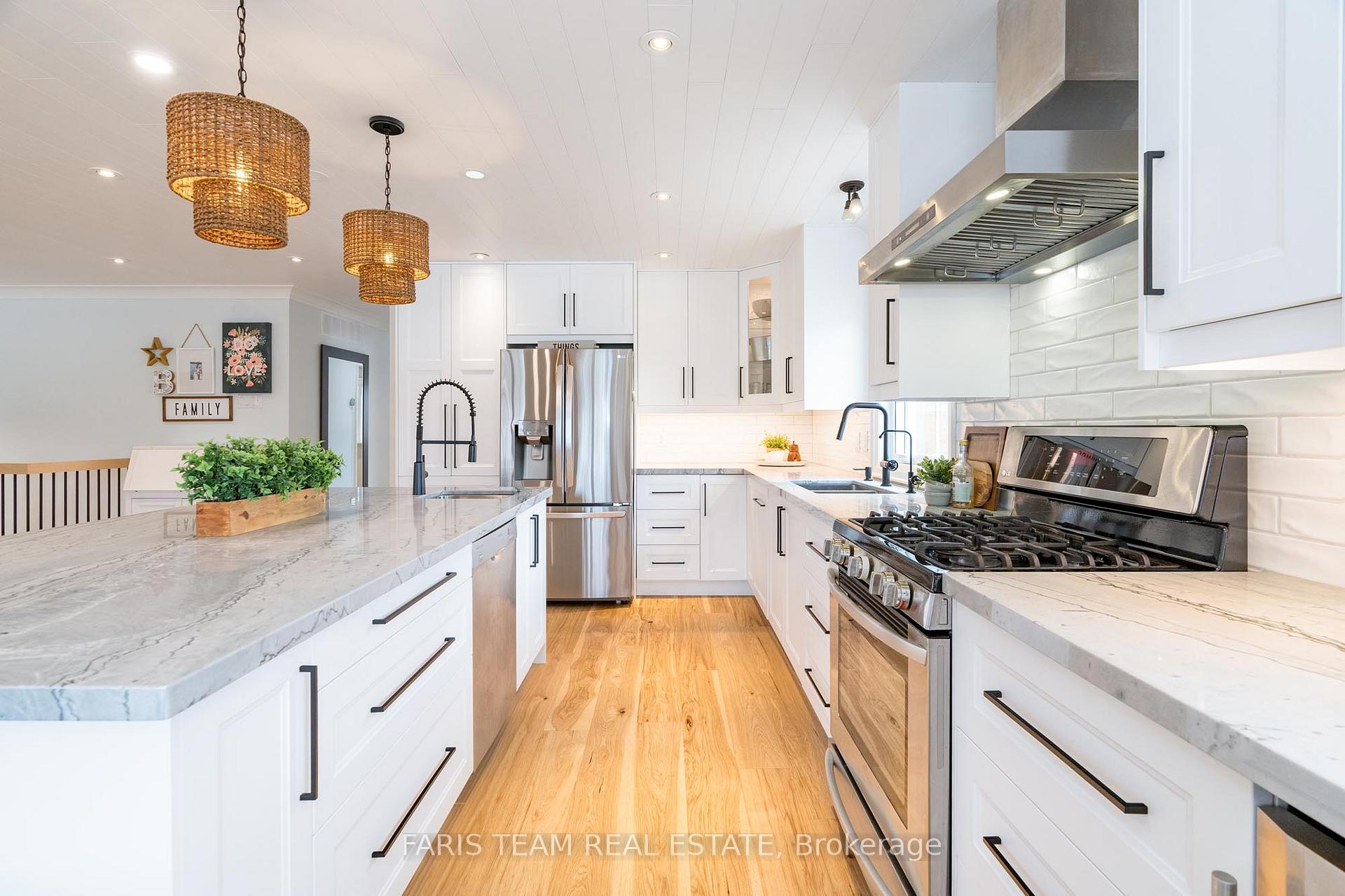 Photo 9 of 210 Spruce Crescent, Barrie, Bayshore — HOMEH