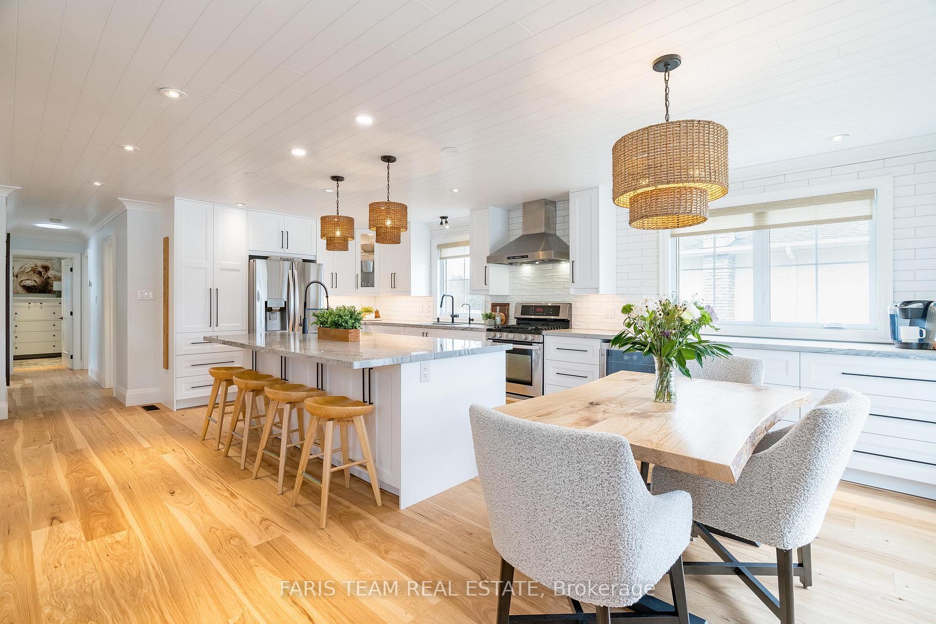 Photo 10 of 210 Spruce Crescent, Barrie, Bayshore — HOMEH