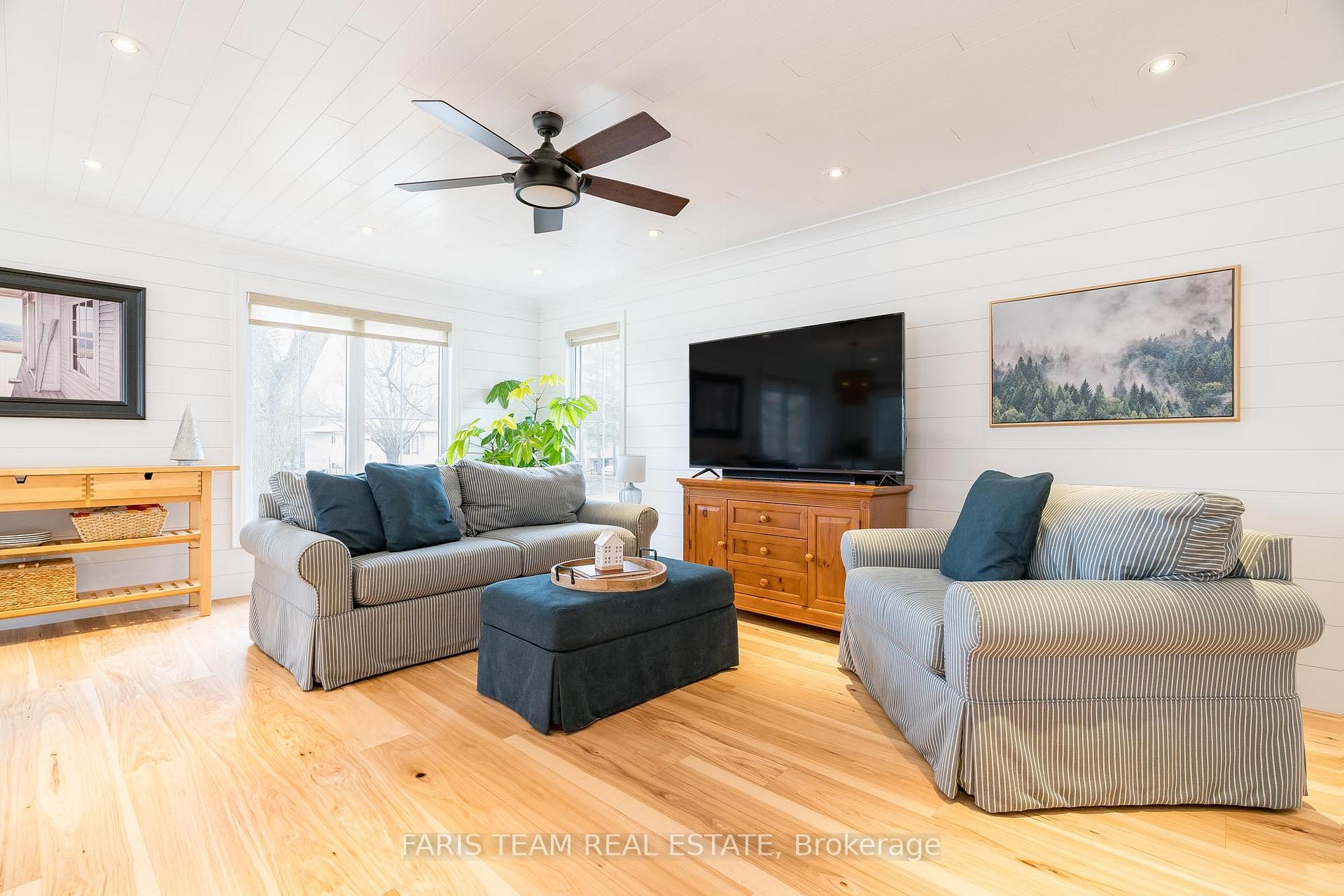 Photo 12 of 210 Spruce Crescent, Barrie, Bayshore — HOMEH