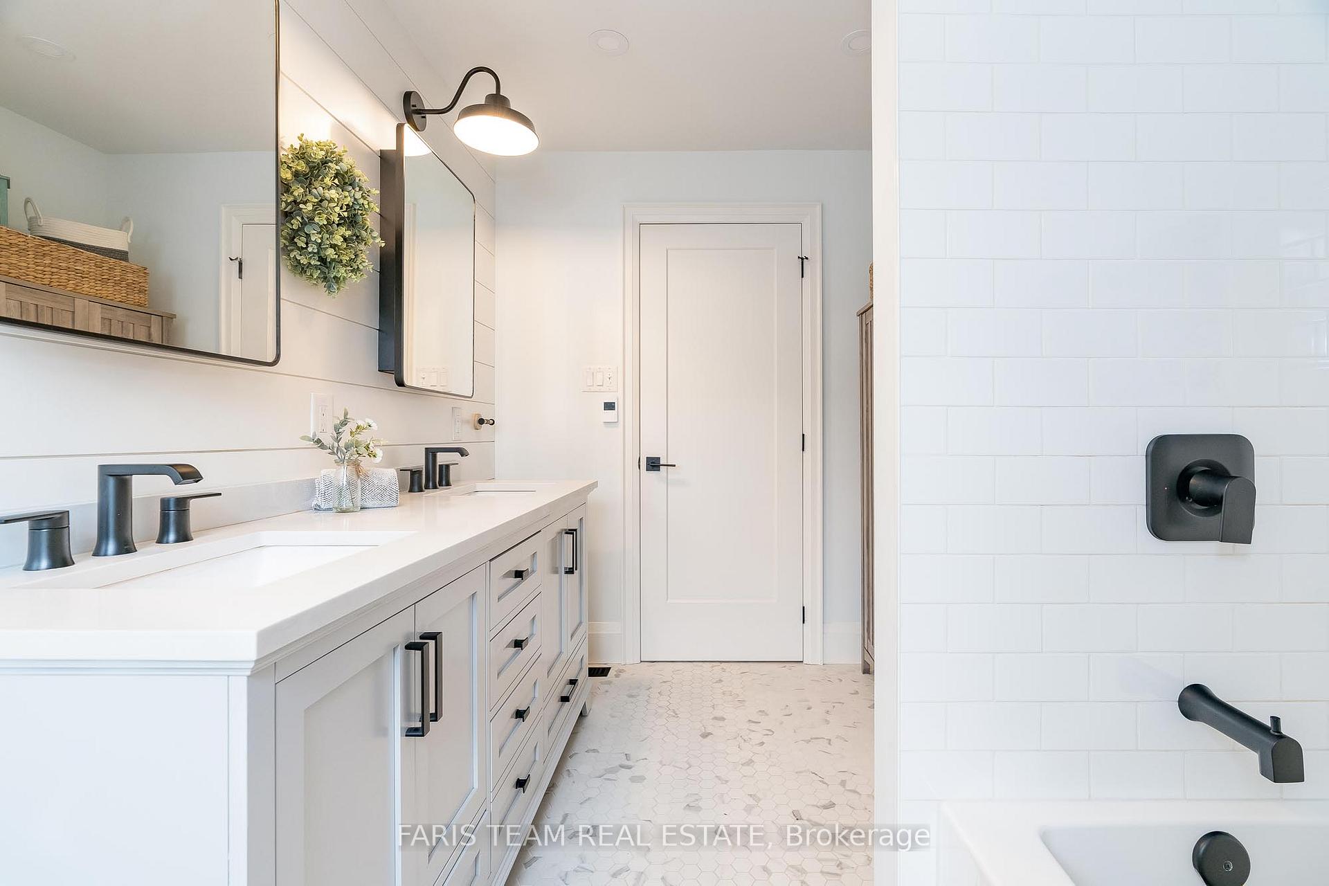 Photo 16 of 210 Spruce Crescent, Barrie, Bayshore — HOMEH