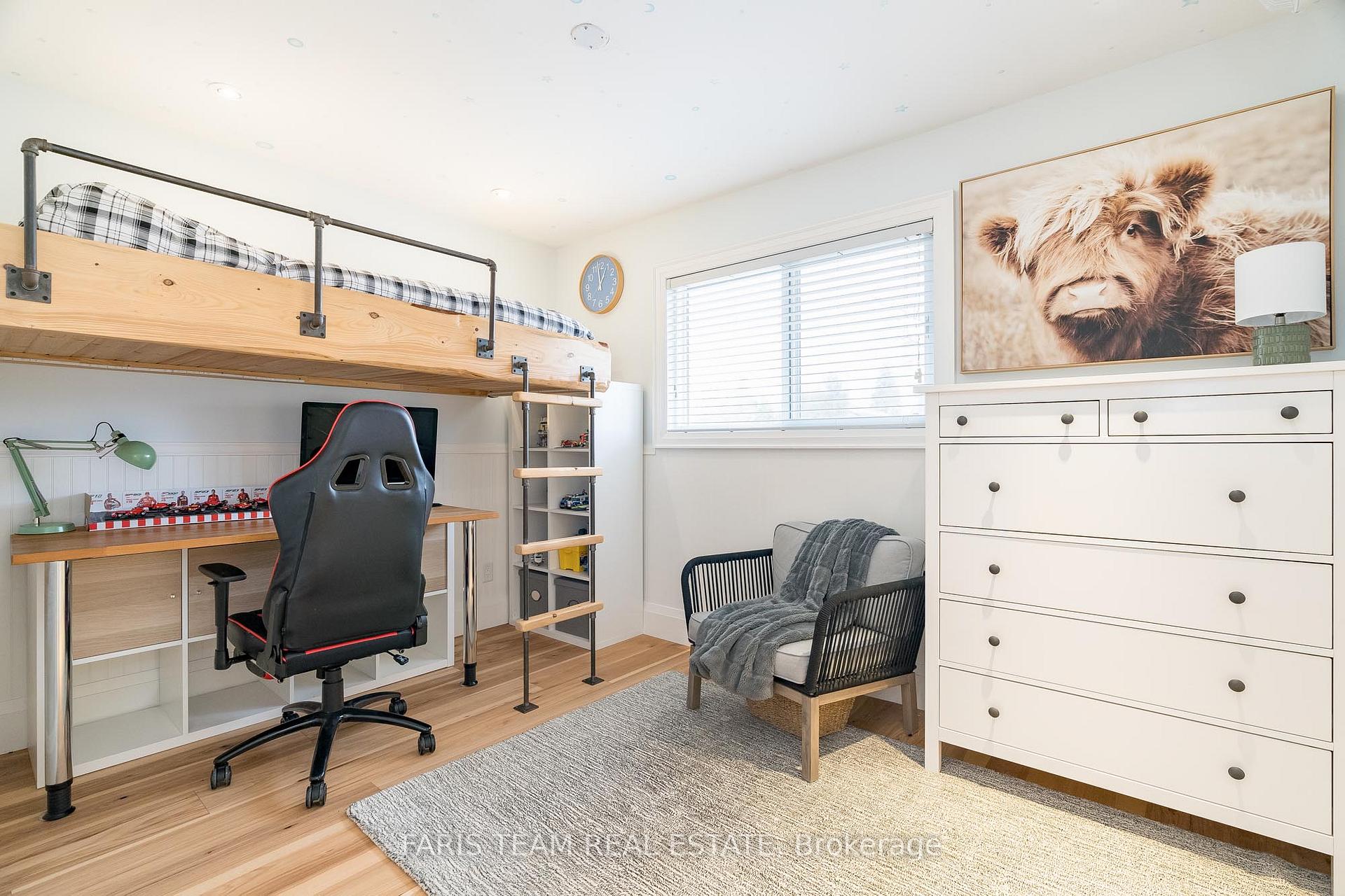 Photo 18 of 210 Spruce Crescent, Barrie, Bayshore — HOMEH