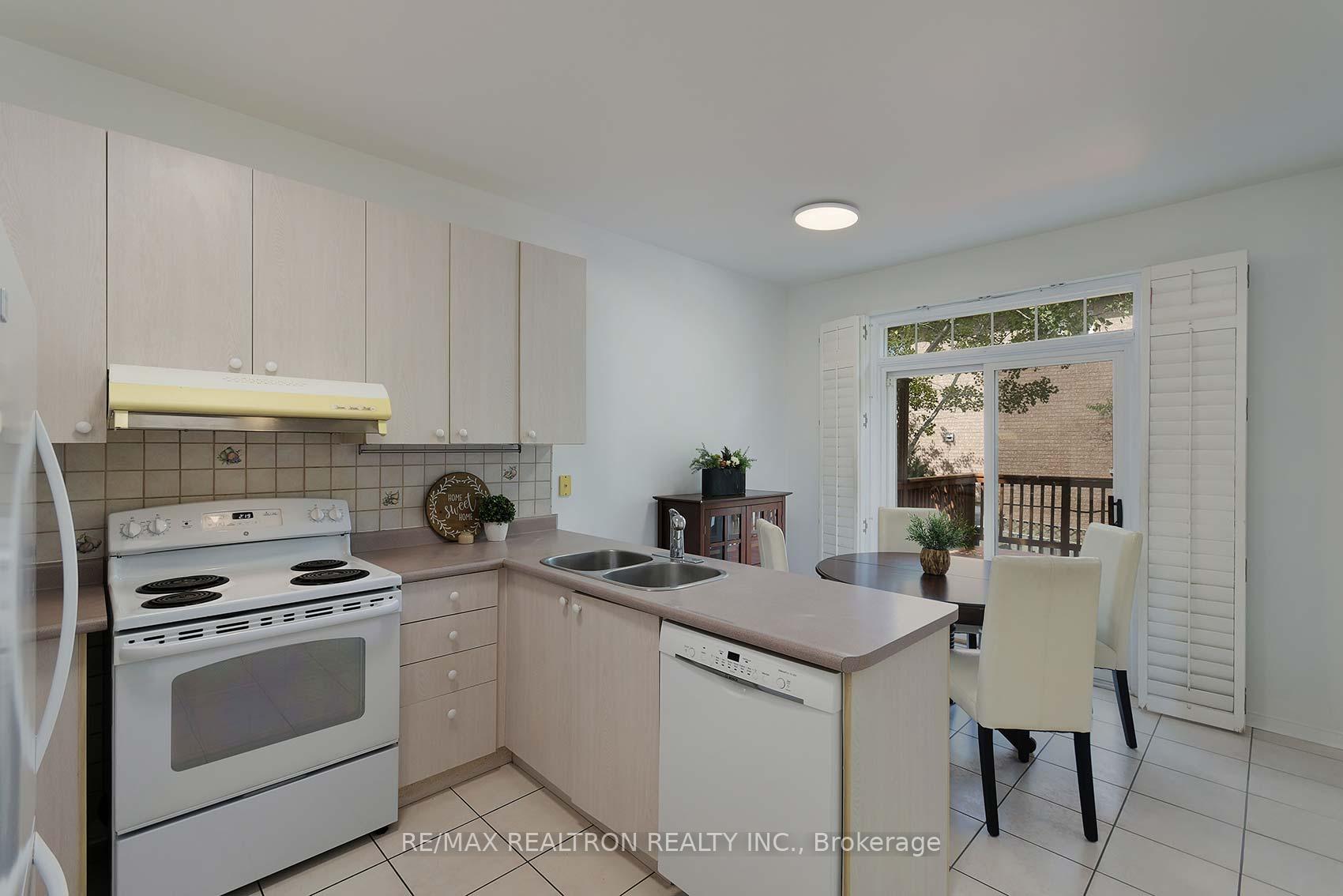Photo 10 of 86 Ballymore Drive, Aurora, Bayview Wellington — HOMEH