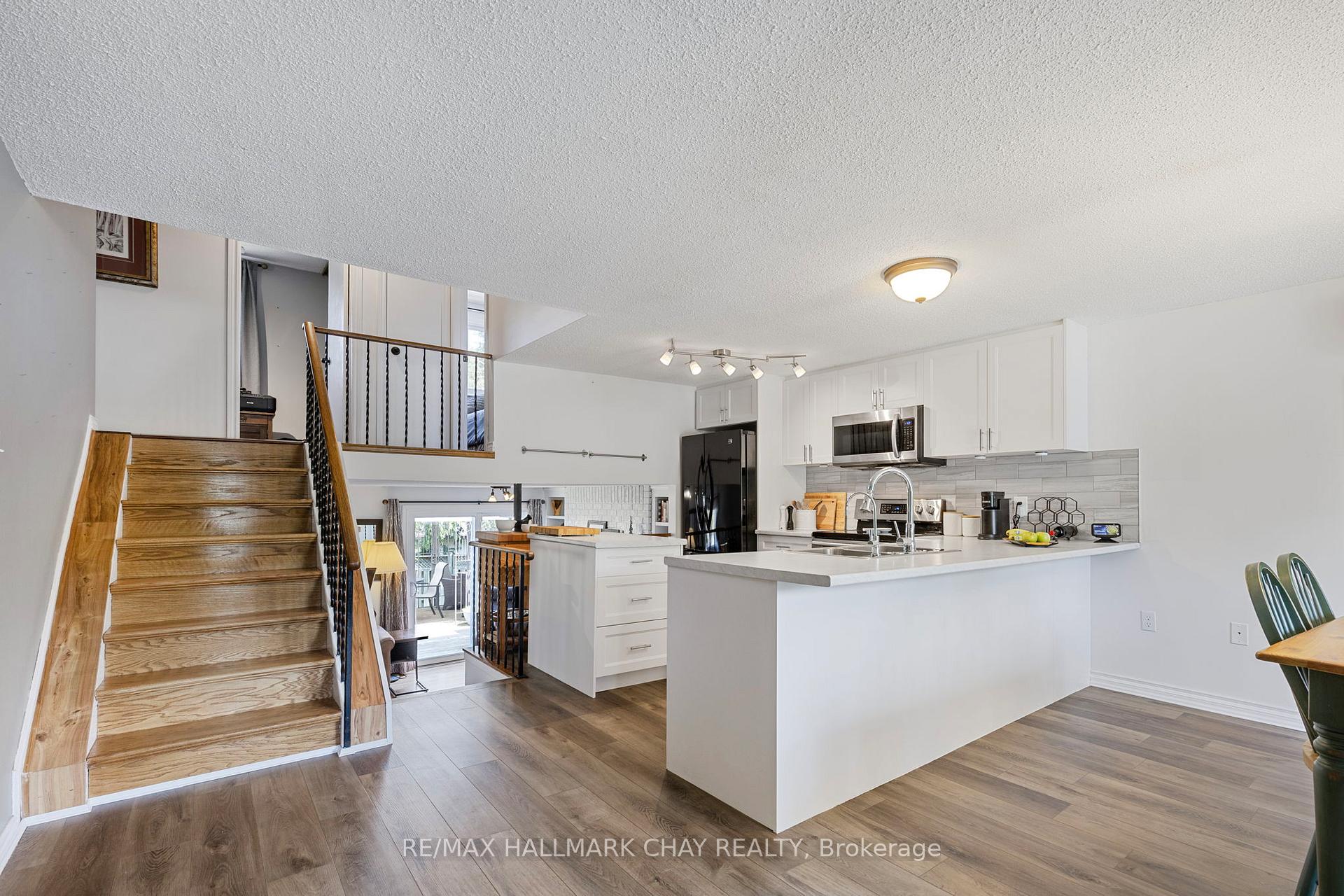 Photo 3 of 18 Riverwood Court, Barrie, Sunnidale — HOMEH