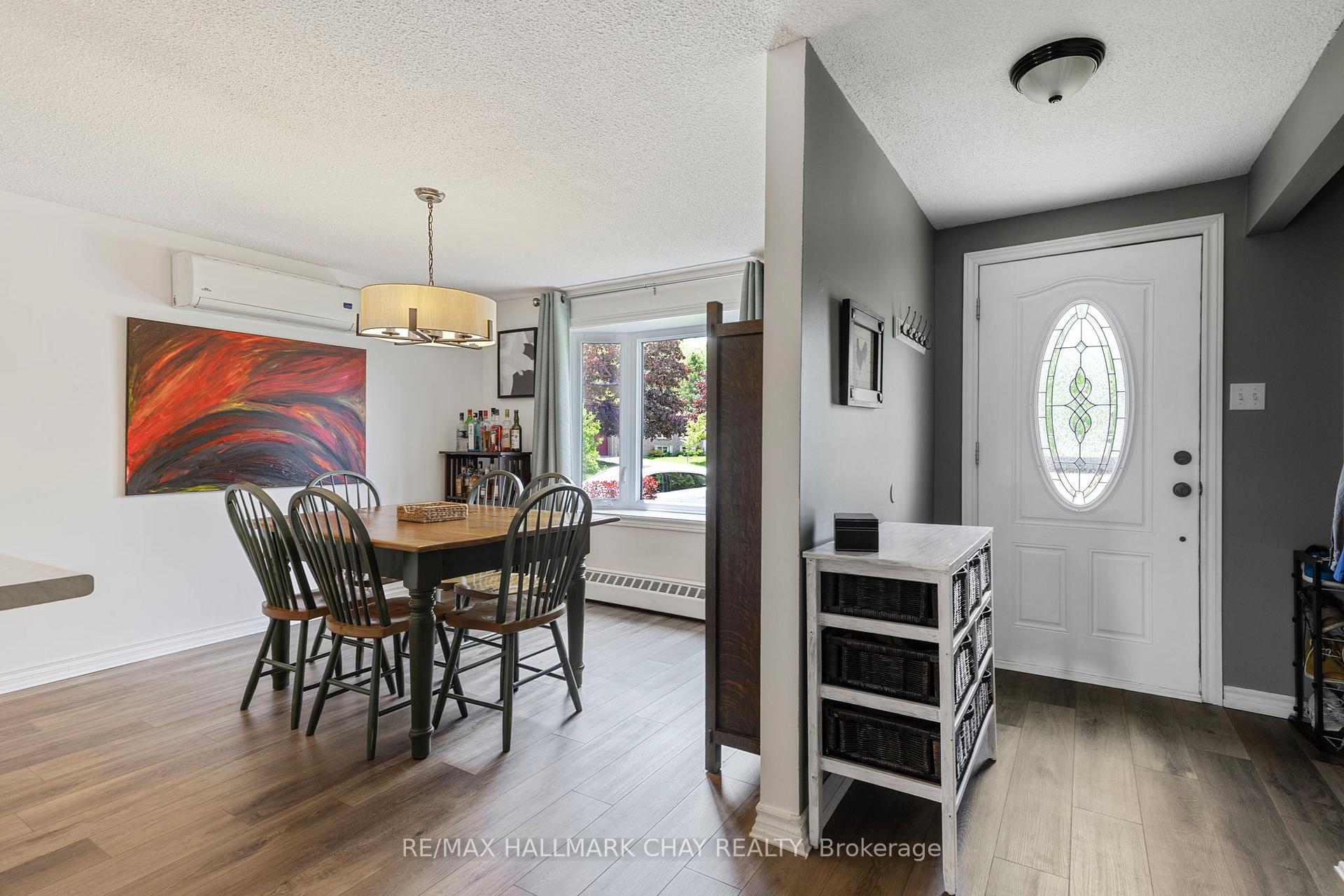 Photo 4 of 18 Riverwood Court, Barrie, Sunnidale — HOMEH