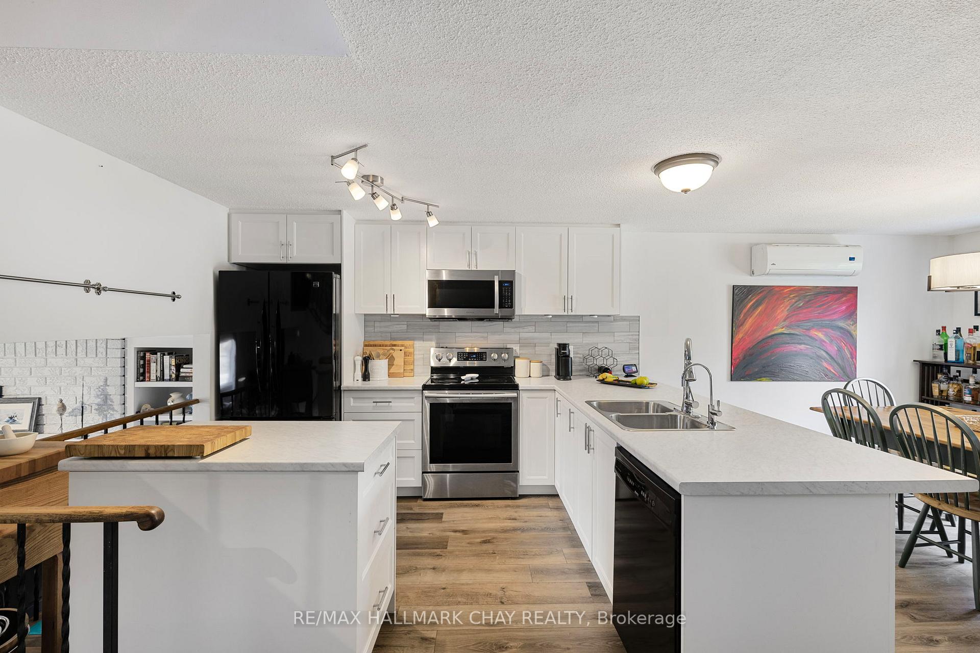 Photo 7 of 18 Riverwood Court, Barrie, Sunnidale — HOMEH