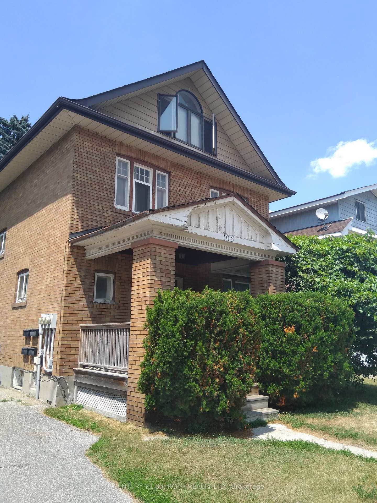 Front of Unit Lower, 196 Dunlop Street W