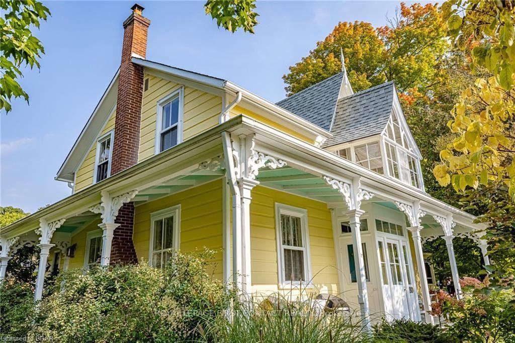 Front of 230 Kempenfelt Drive