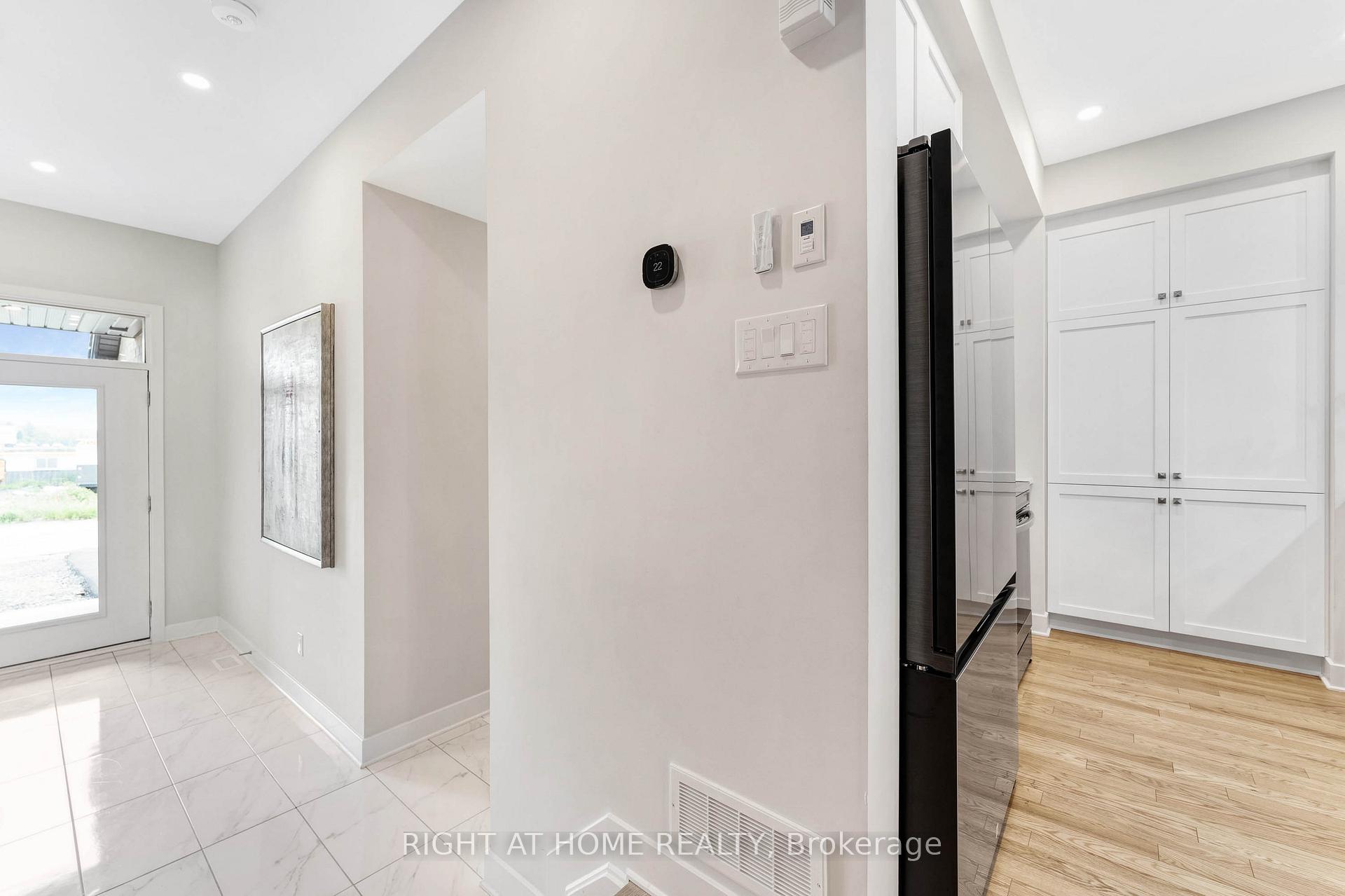 Photo 3 of 974 Acoustic Way, Ottawa, Riverside South/Gloucester Glen — HOMEH