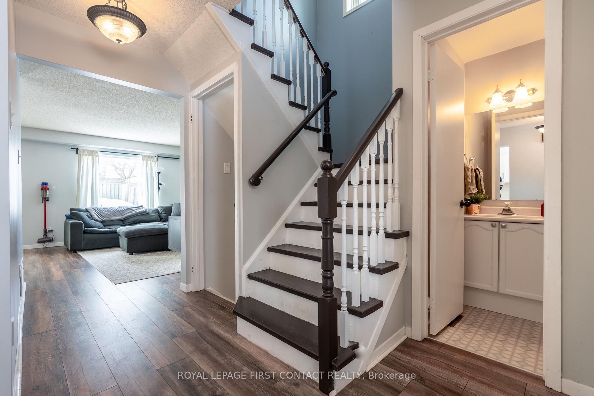 Photo 4 of 272 Dodson Road, Barrie, Innis-Shore — HOMEH