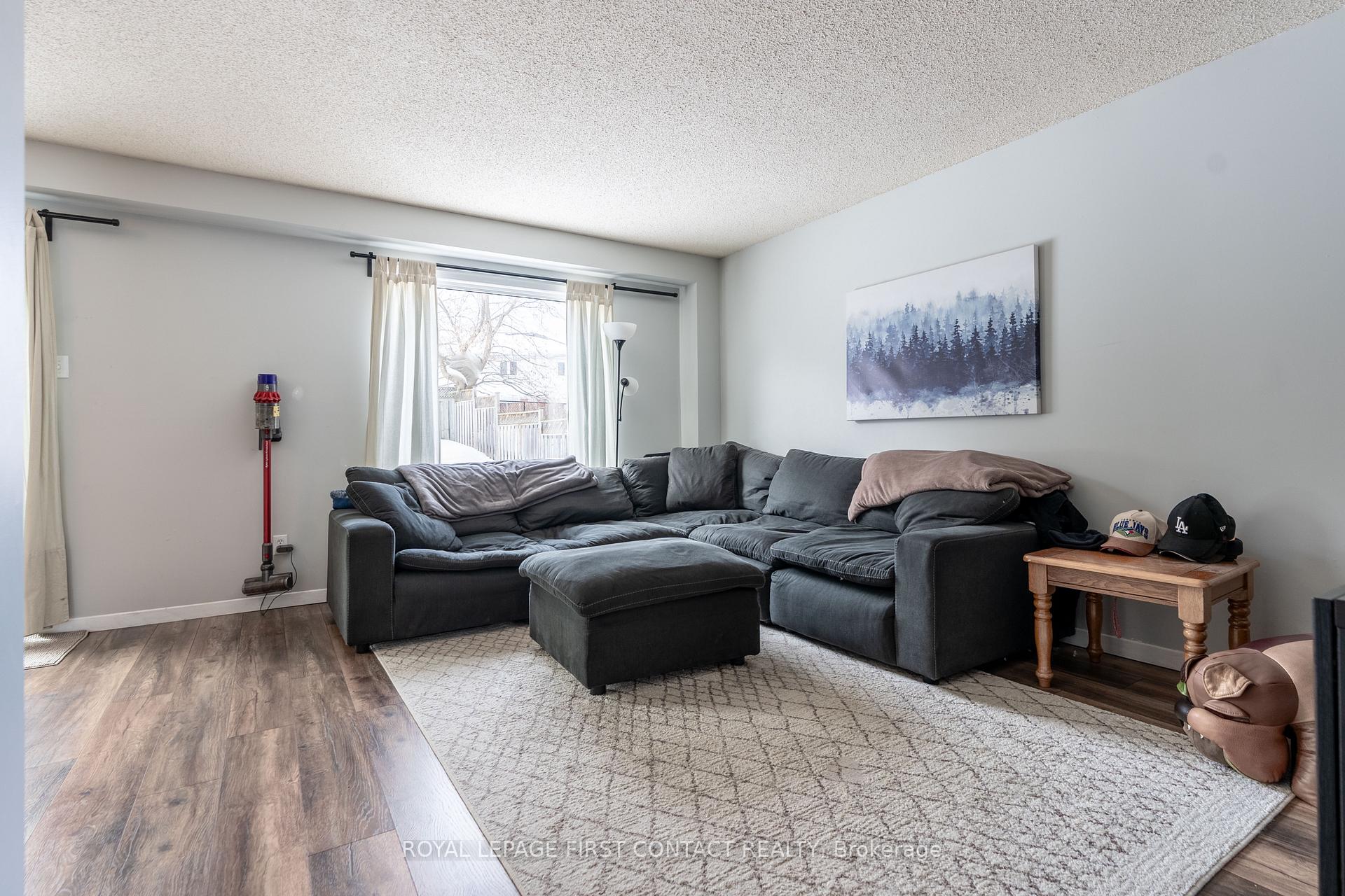 Photo 5 of 272 Dodson Road, Barrie, Innis-Shore — HOMEH