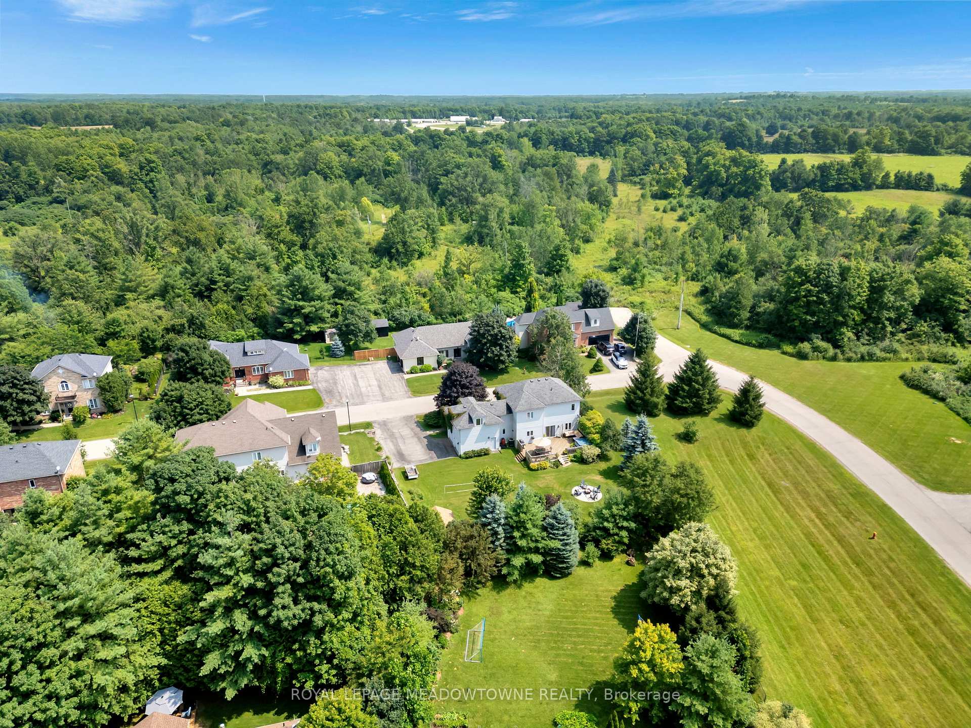 Photo 2 of 1 Woodspring Court E, Hamilton, Rural Flamborough — HOMEH