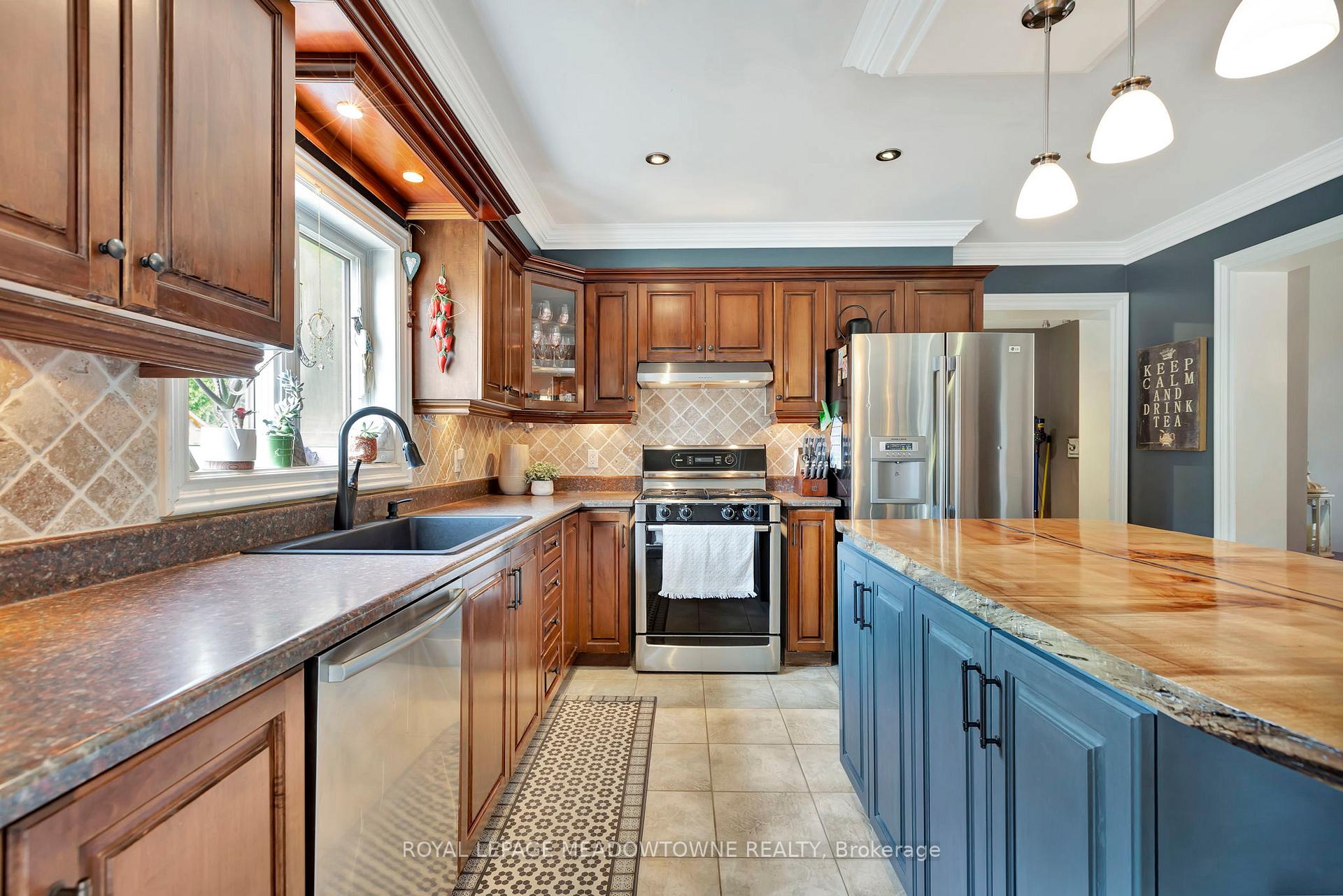Photo 3 of 1 Woodspring Court E, Hamilton, Rural Flamborough — HOMEH