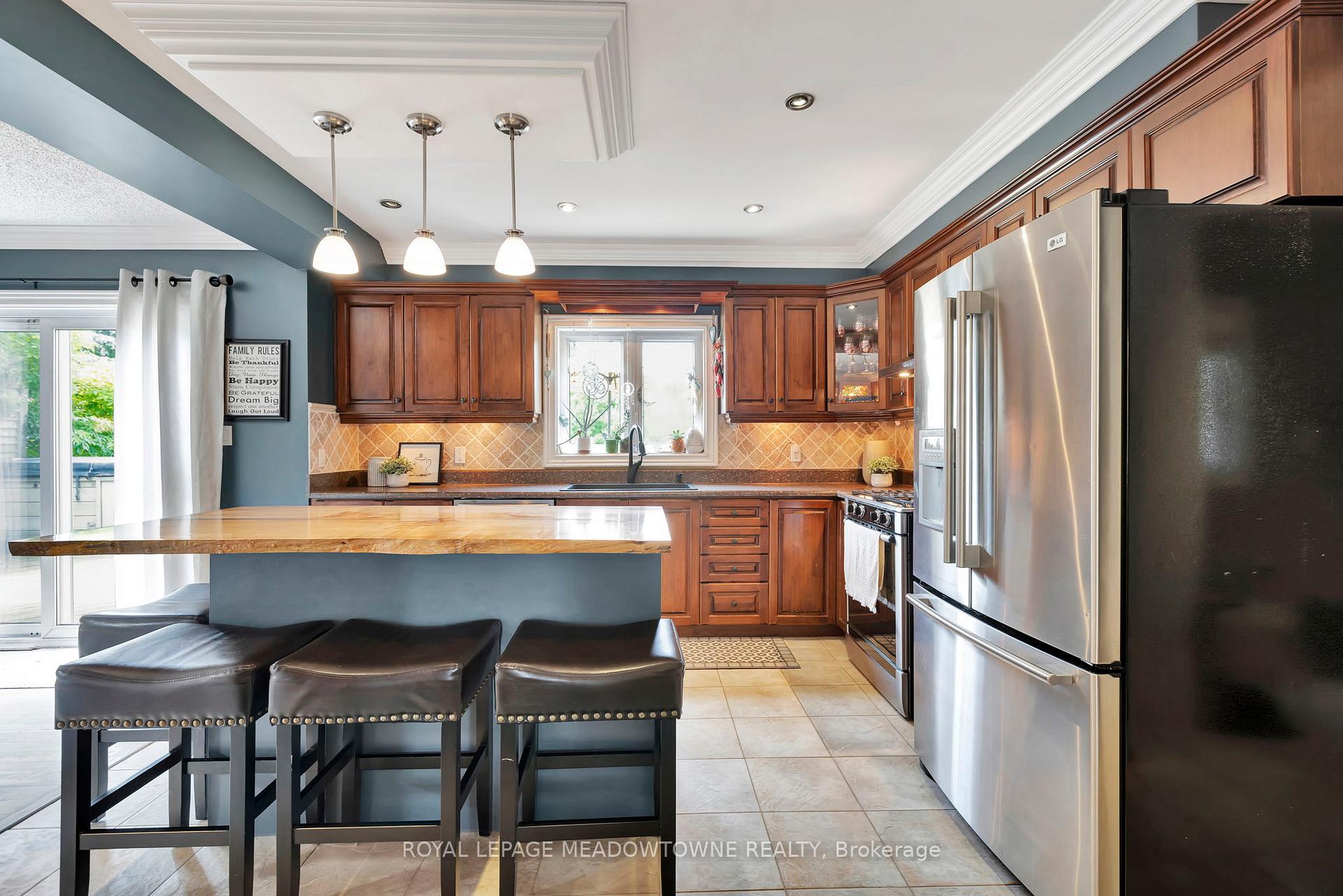 Photo 5 of 1 Woodspring Court E, Hamilton, Rural Flamborough — HOMEH