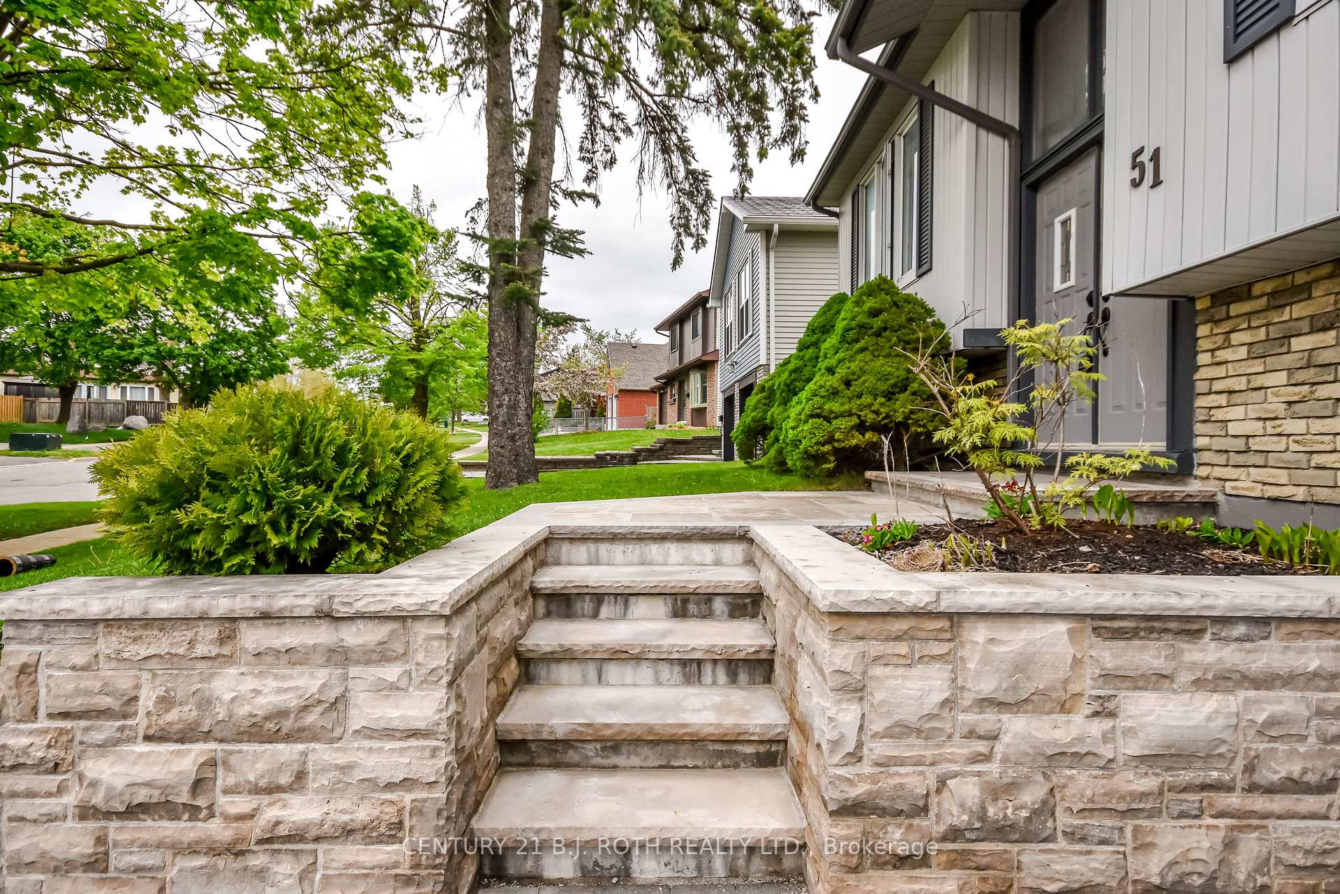 Photo 2 of 51 Heather Street, Barrie, Sunnidale — HOMEH