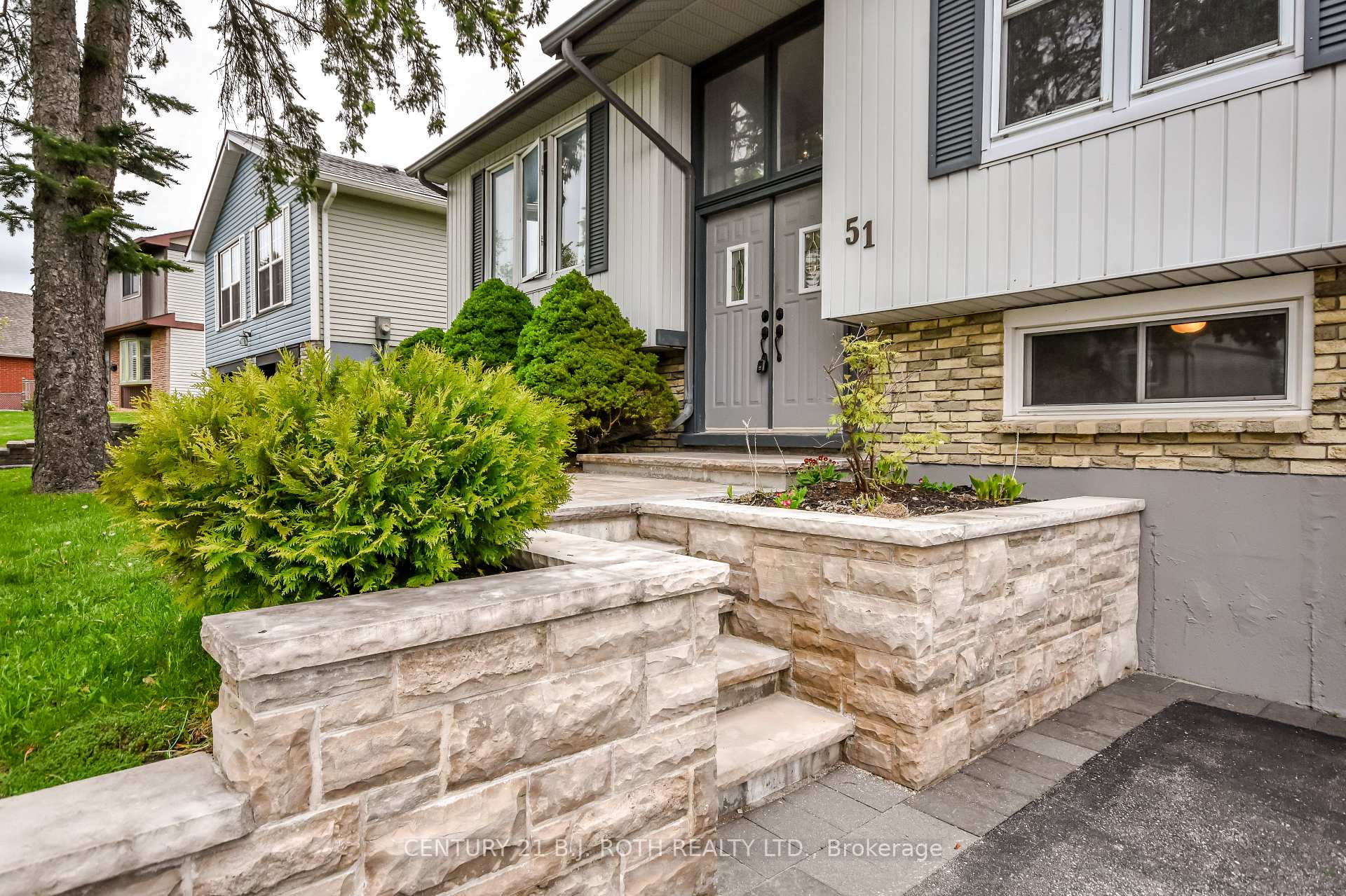 Photo 3 of 51 Heather Street, Barrie, Sunnidale — HOMEH