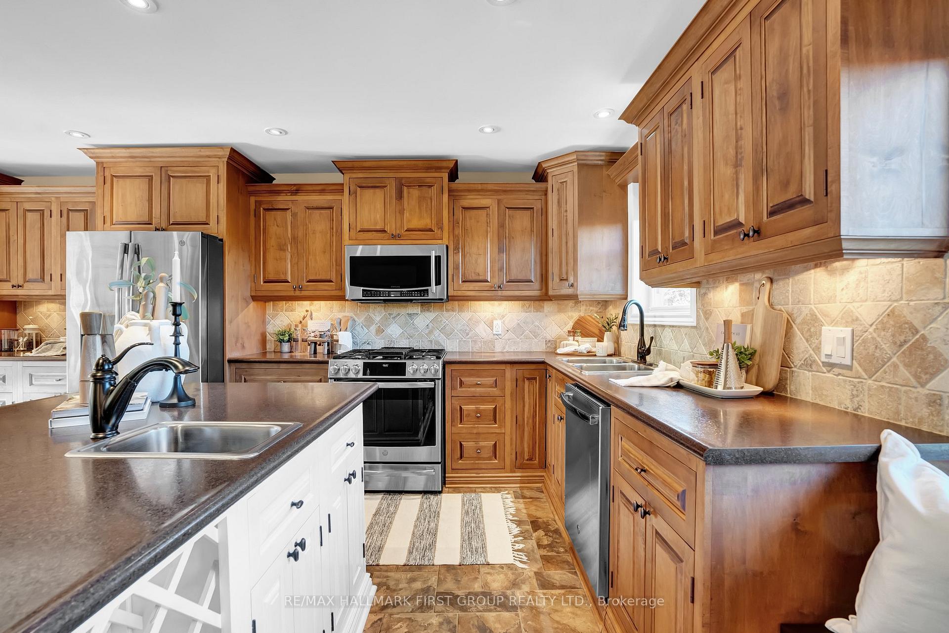 Photo 12 of 48 Spry Avenue, Clarington, Bowmanville — HOMEH