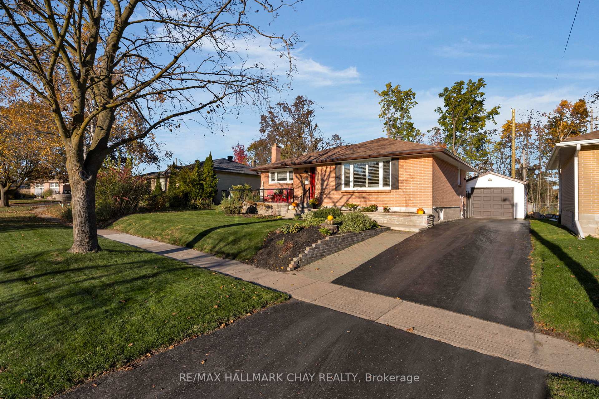 Photo 2 of 15 Bothwell Crescent, Barrie, Wellington — HOMEH