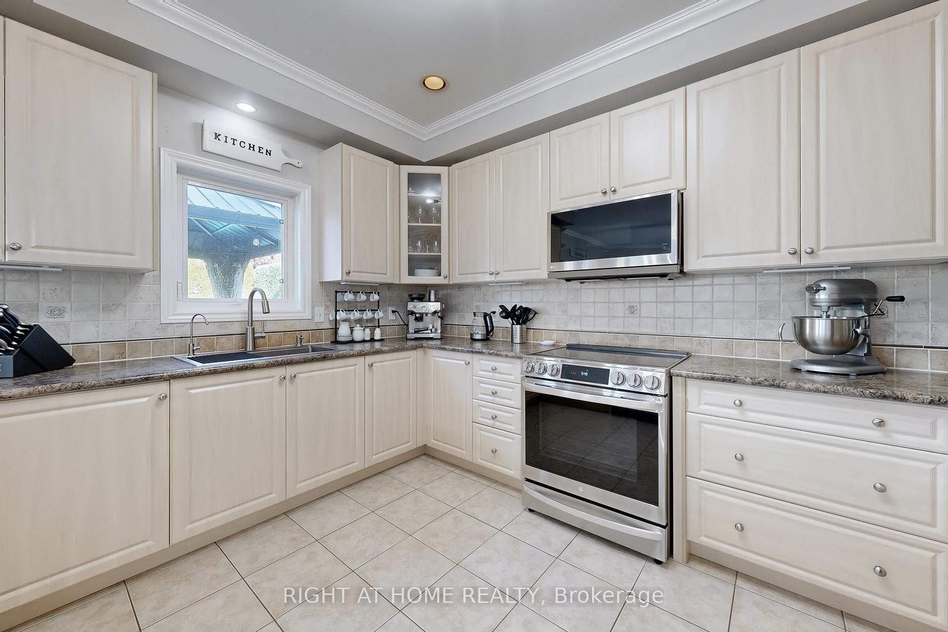 Photo 6 of 418 Mapleton Avenue, Barrie, Ardagh — HOMEH