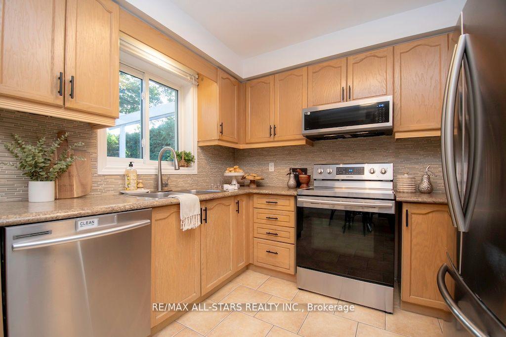 Photo 18 of 180 Sandringham Drive, Clarington, Courtice — HOMEH