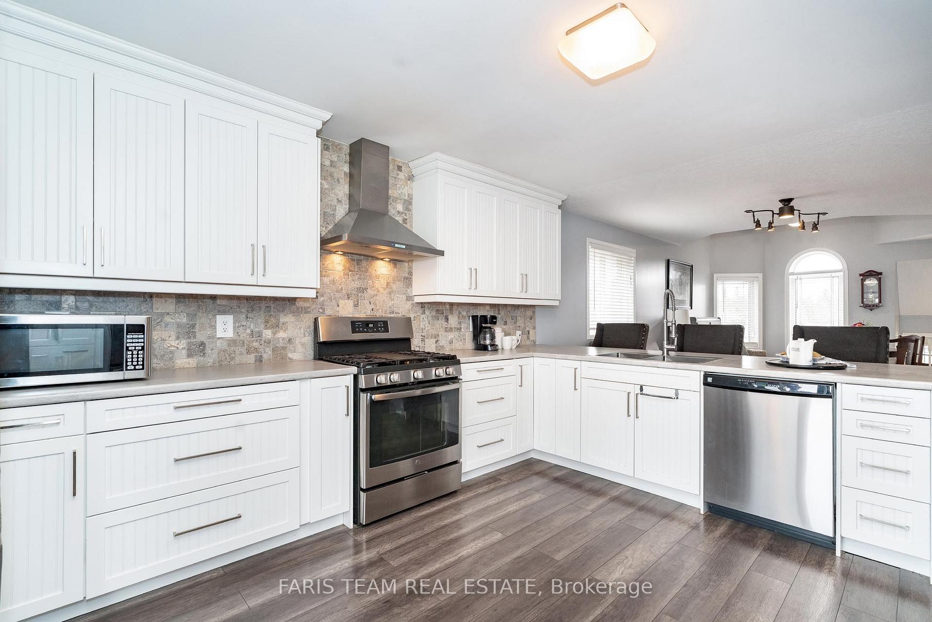 Photo 3 of 126 Hanmer Street E, Barrie, East Bayfield — HOMEH