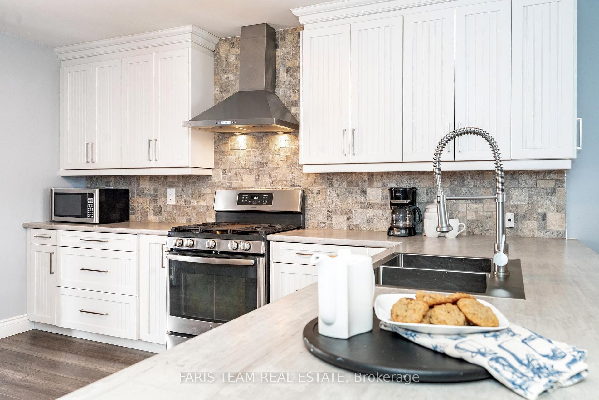 Photo 4 of 126 Hanmer Street E, Barrie, East Bayfield — HOMEH