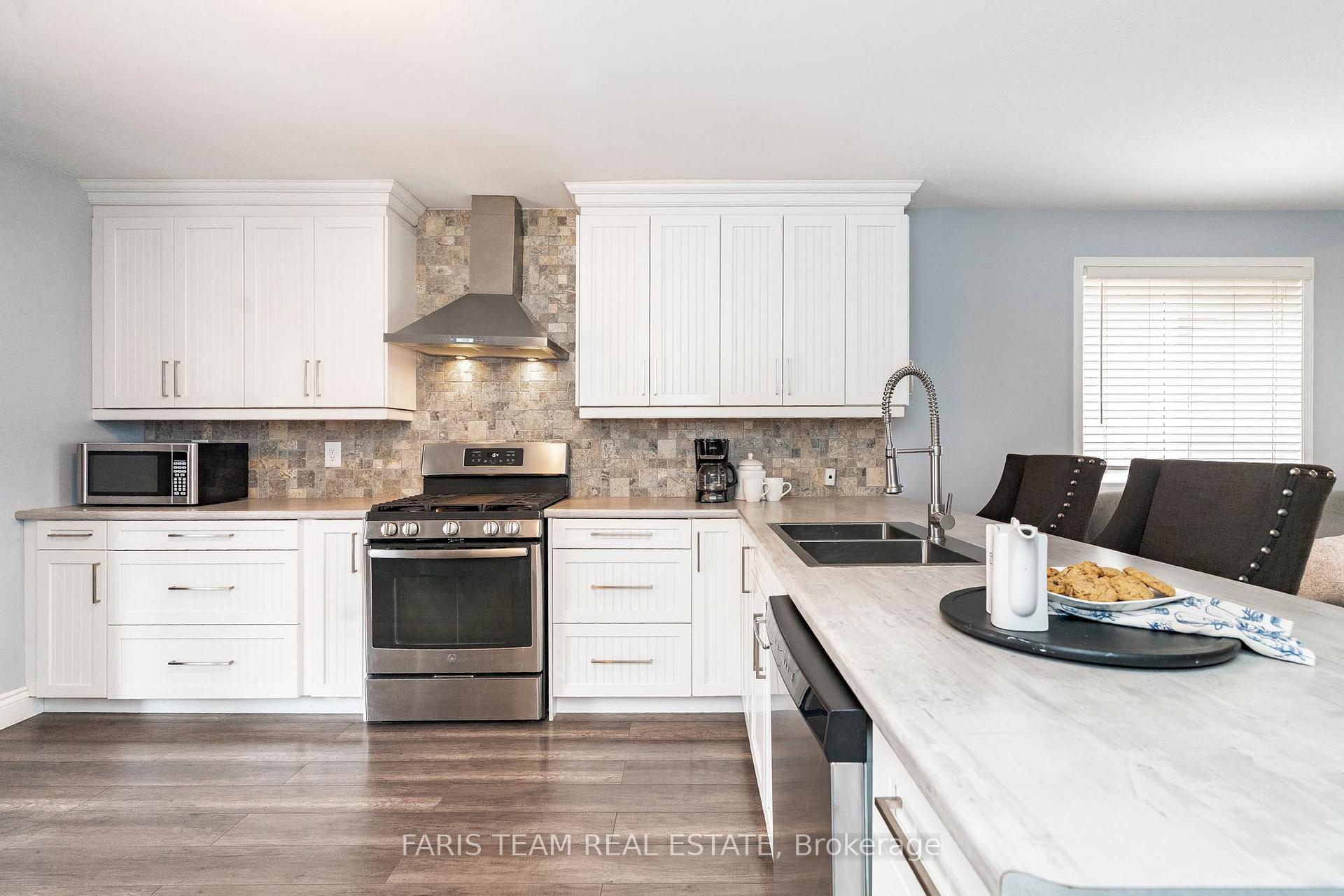 Photo 5 of 126 Hanmer Street E, Barrie, East Bayfield — HOMEH