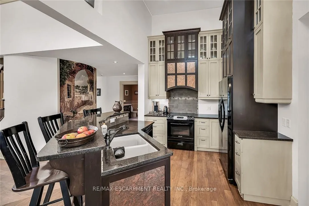 Photo 13 of 285 Hamilton Drive, Hamilton, Ancaster — HOMEH