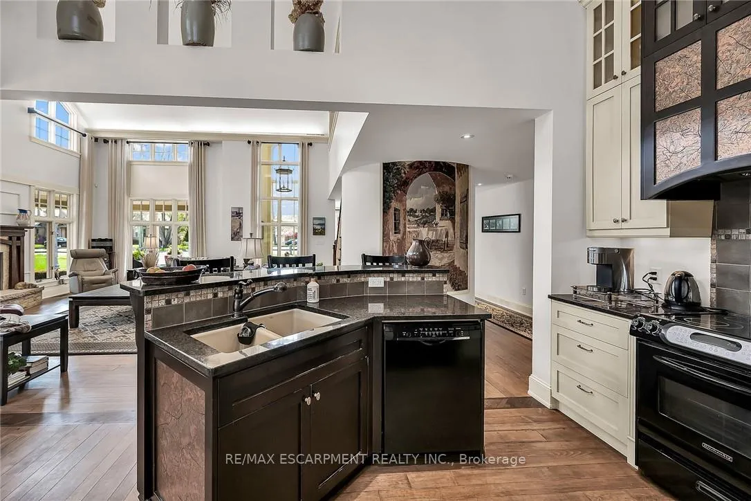 Photo 14 of 285 Hamilton Drive, Hamilton, Ancaster — HOMEH