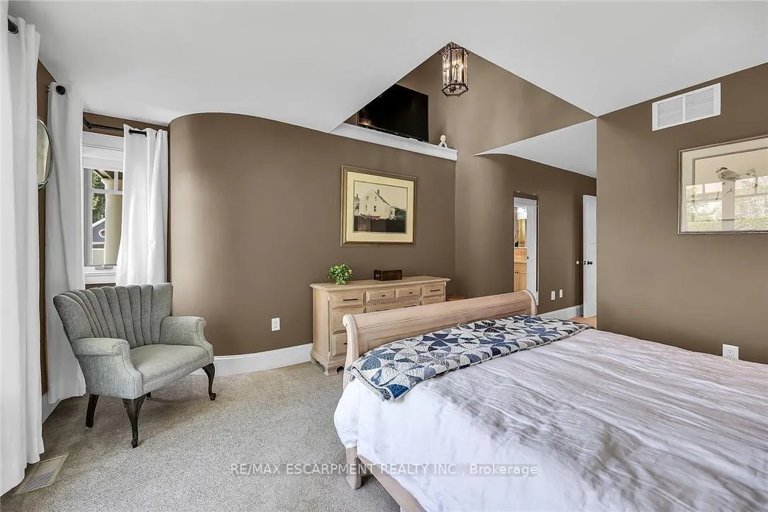 Photo 19 of 285 Hamilton Drive, Hamilton, Ancaster — HOMEH