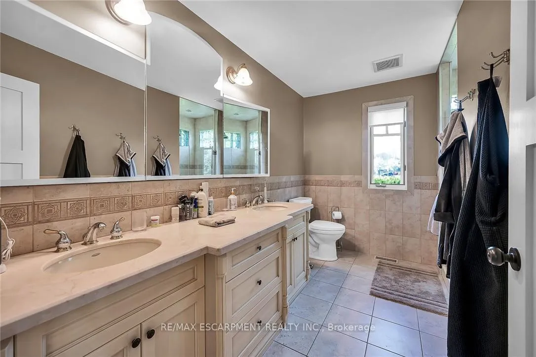 Photo 20 of 285 Hamilton Drive, Hamilton, Ancaster — HOMEH