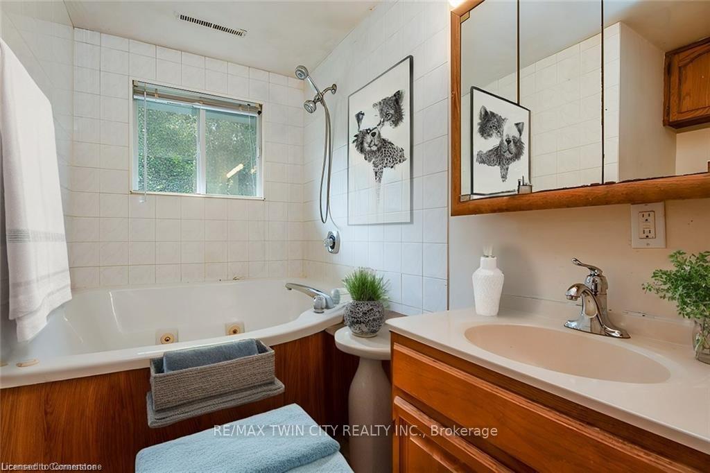 Photo 13 of 721 Stone Road E, Guelph, York/Watson Industrial Park — HOMEH