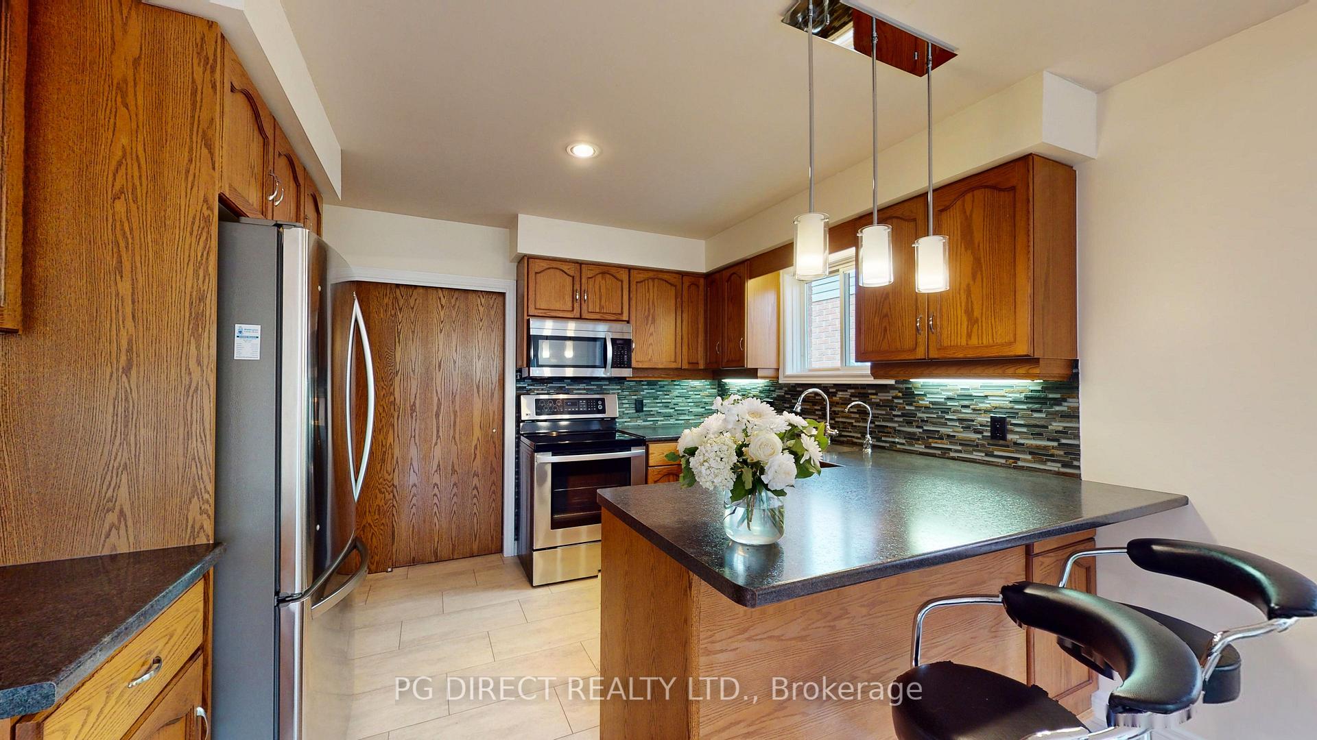 Photo 4 of 6 White Pine Way, Guelph, Village By The Arboretum — HOMEH