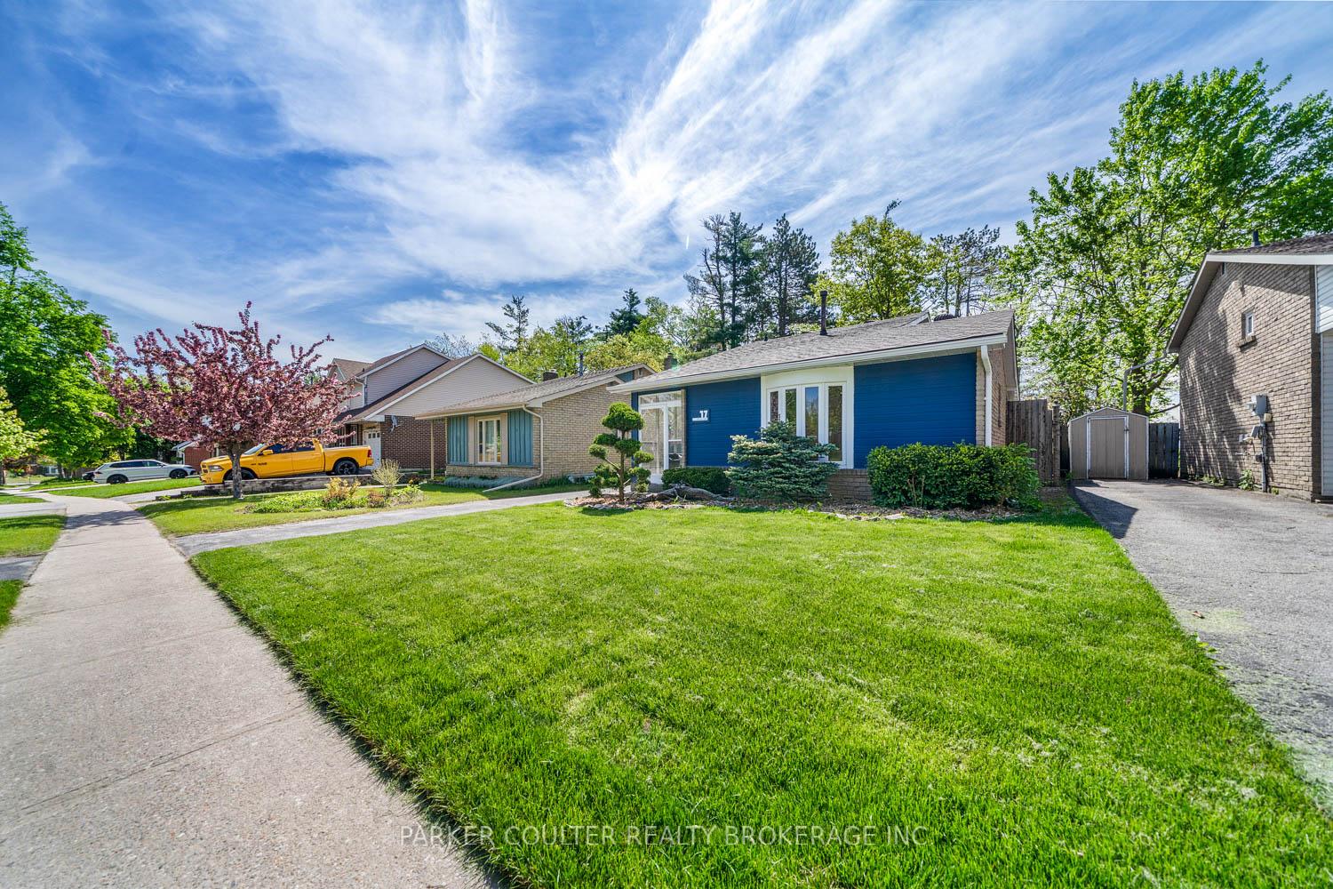 Photo 2 of 17 Shelley Lane, Barrie, Letitia Heights — HOMEH