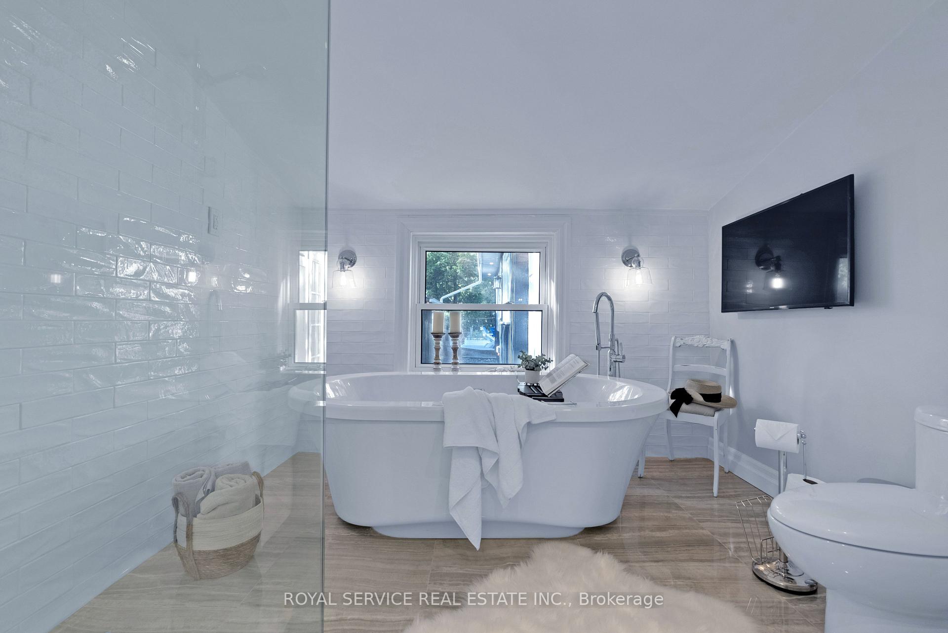 Photo 10 of 141 Cedar Crest Beach Road, Clarington, Bowmanville — HOMEH
