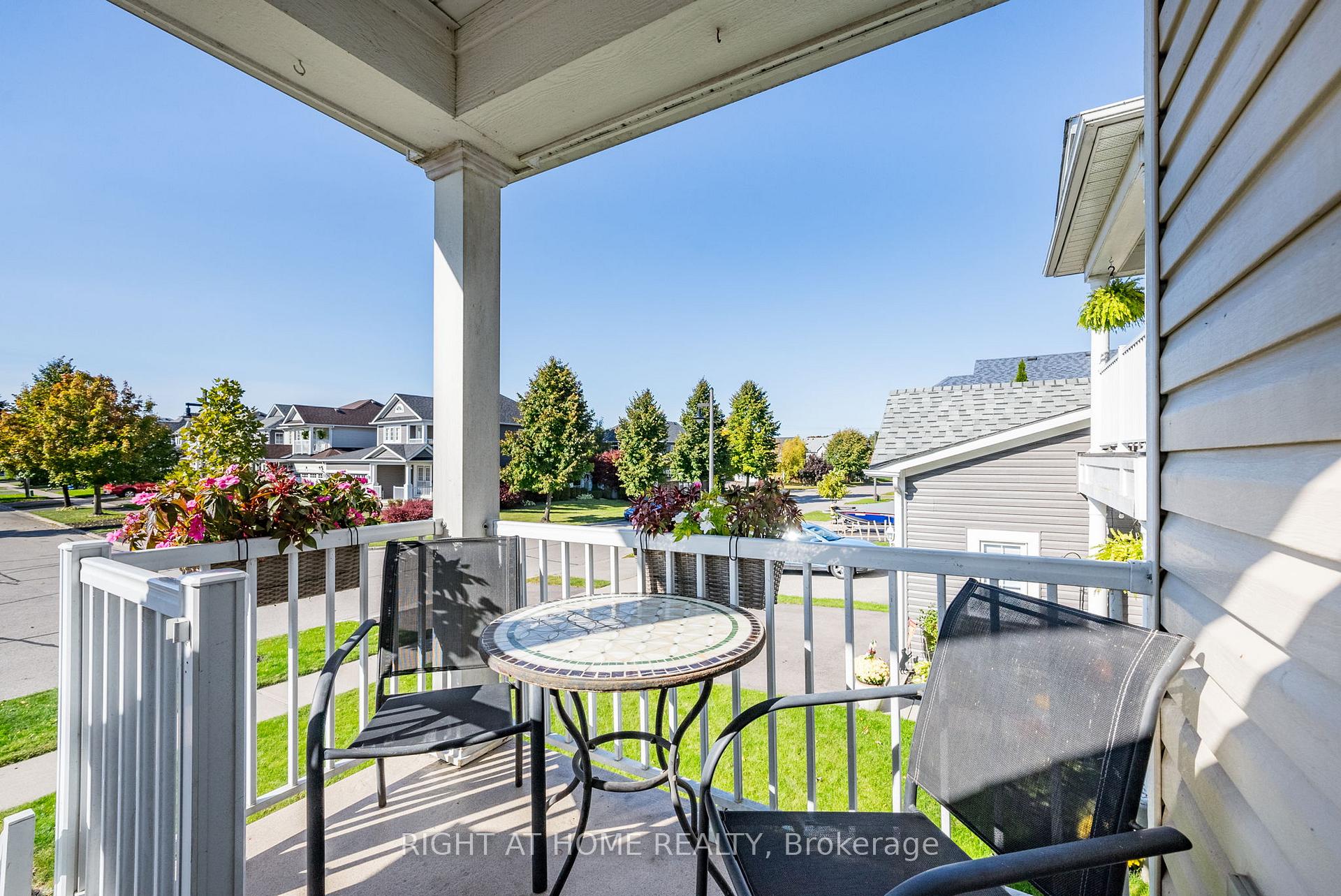 Photo 3 of 43 Waterview Lane, Clarington, Newcastle — HOMEH