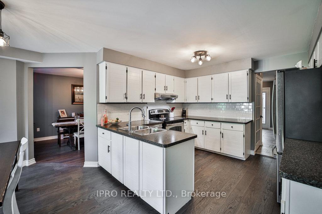 Photo 3 of 8 Carriage Lane, Clarington, Courtice — HOMEH