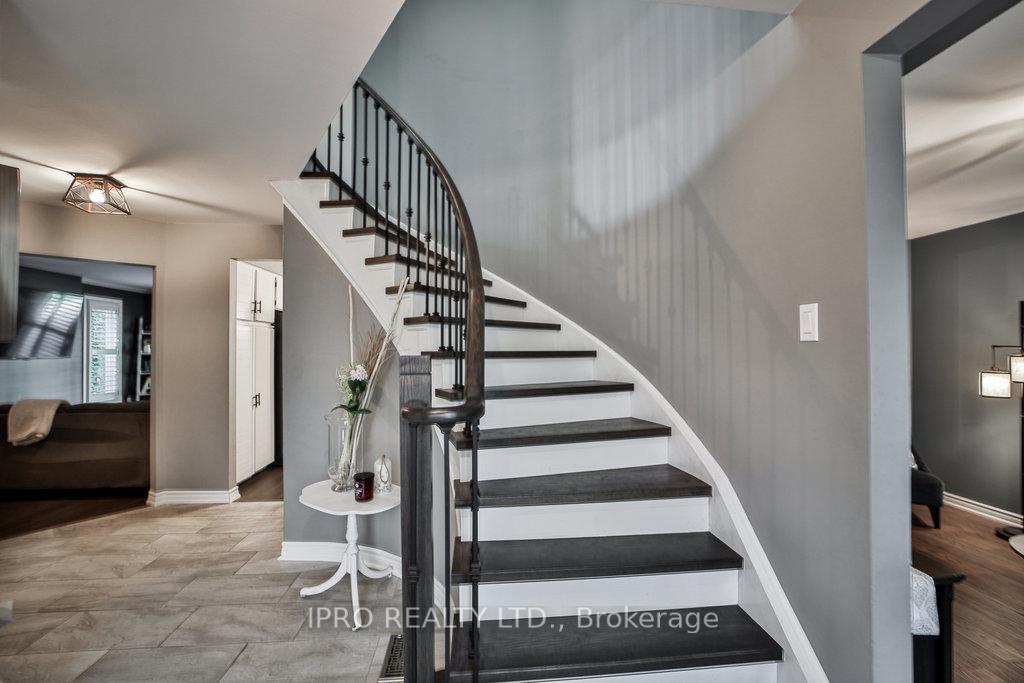 Photo 7 of 8 Carriage Lane, Clarington, Courtice — HOMEH