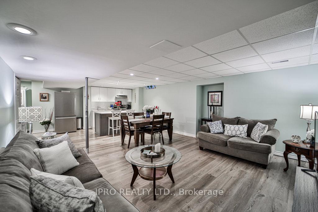 Photo 17 of 8 Carriage Lane, Clarington, Courtice — HOMEH