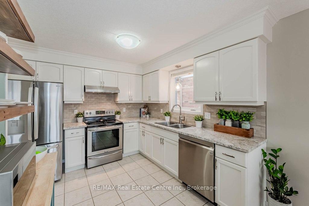 Photo 10 of 17 Hasler Crescent, Guelph, Pineridge/Westminster Woods — HOMEH