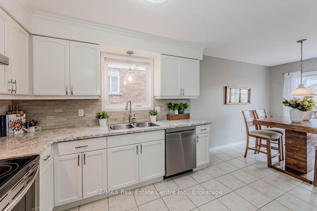 Photo 13 of 17 Hasler Crescent, Guelph, Pineridge/Westminster Woods — HOMEH