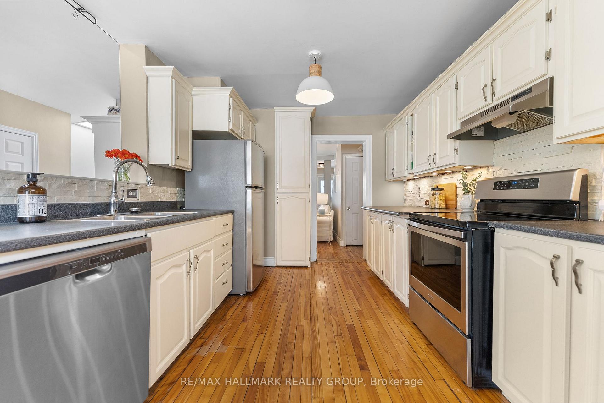 Photo 17 of 528 Lower Byron Avenue, Ottawa, McKellar/Highland — HOMEH