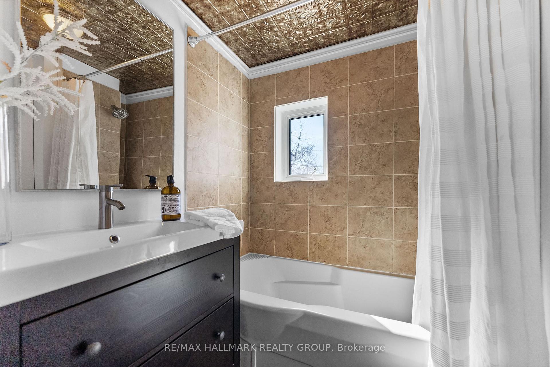 Photo 33 of 528 Lower Byron Avenue, Ottawa, McKellar/Highland — HOMEH