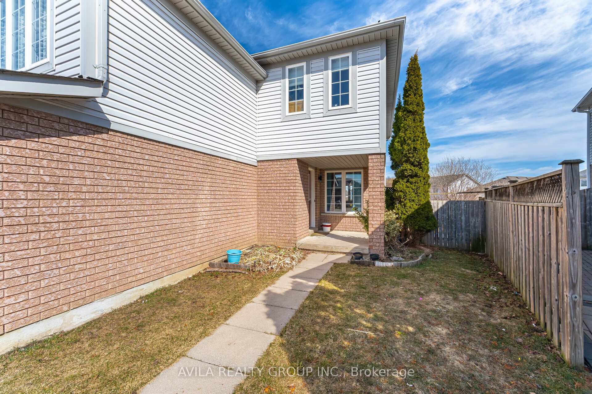 Photo 3 of 75 Heritage Court, Barrie, Painswick South — HOMEH
