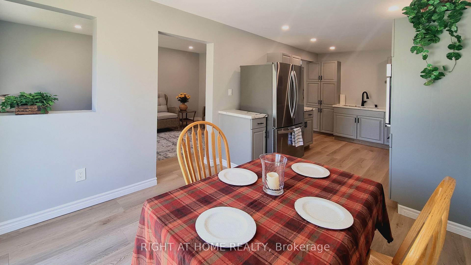 Photo 3 of 88 Kipling Place, Barrie, Letitia Heights — HOMEH