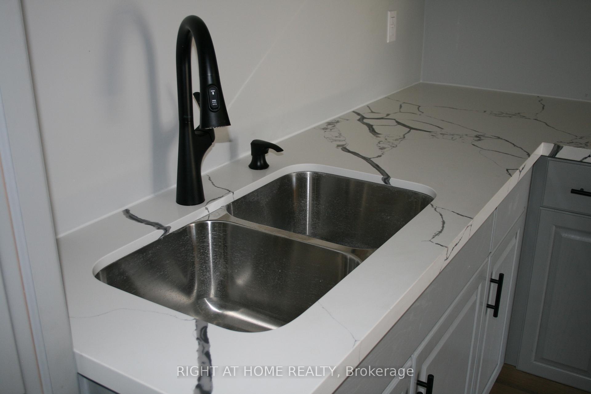 Photo 16 of 88 Kipling Place, Barrie, Letitia Heights — HOMEH