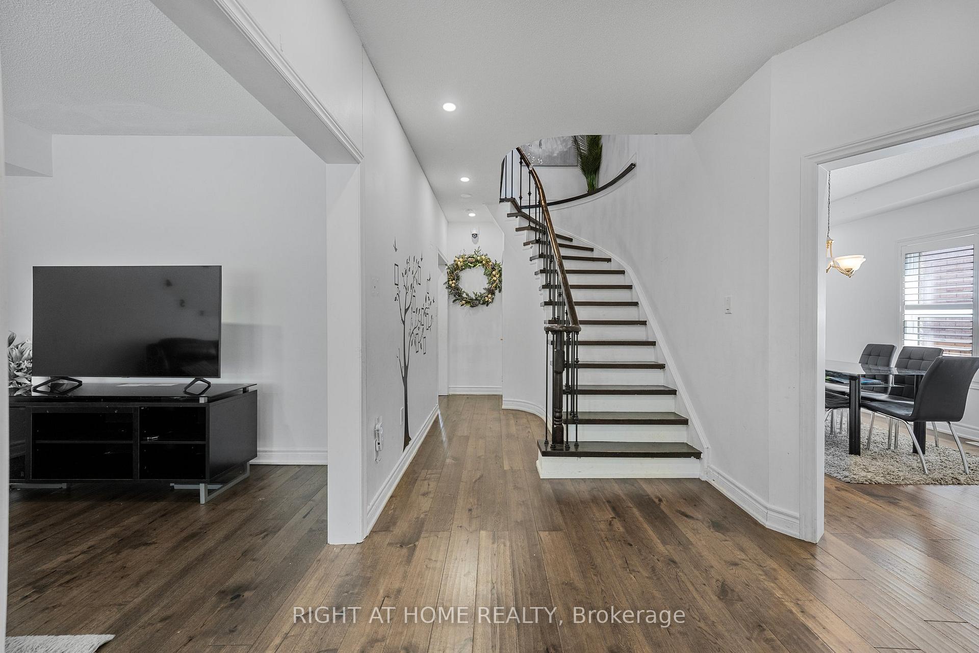 Photo 5 of 1 Esther Drive, Barrie, Painswick South — HOMEH