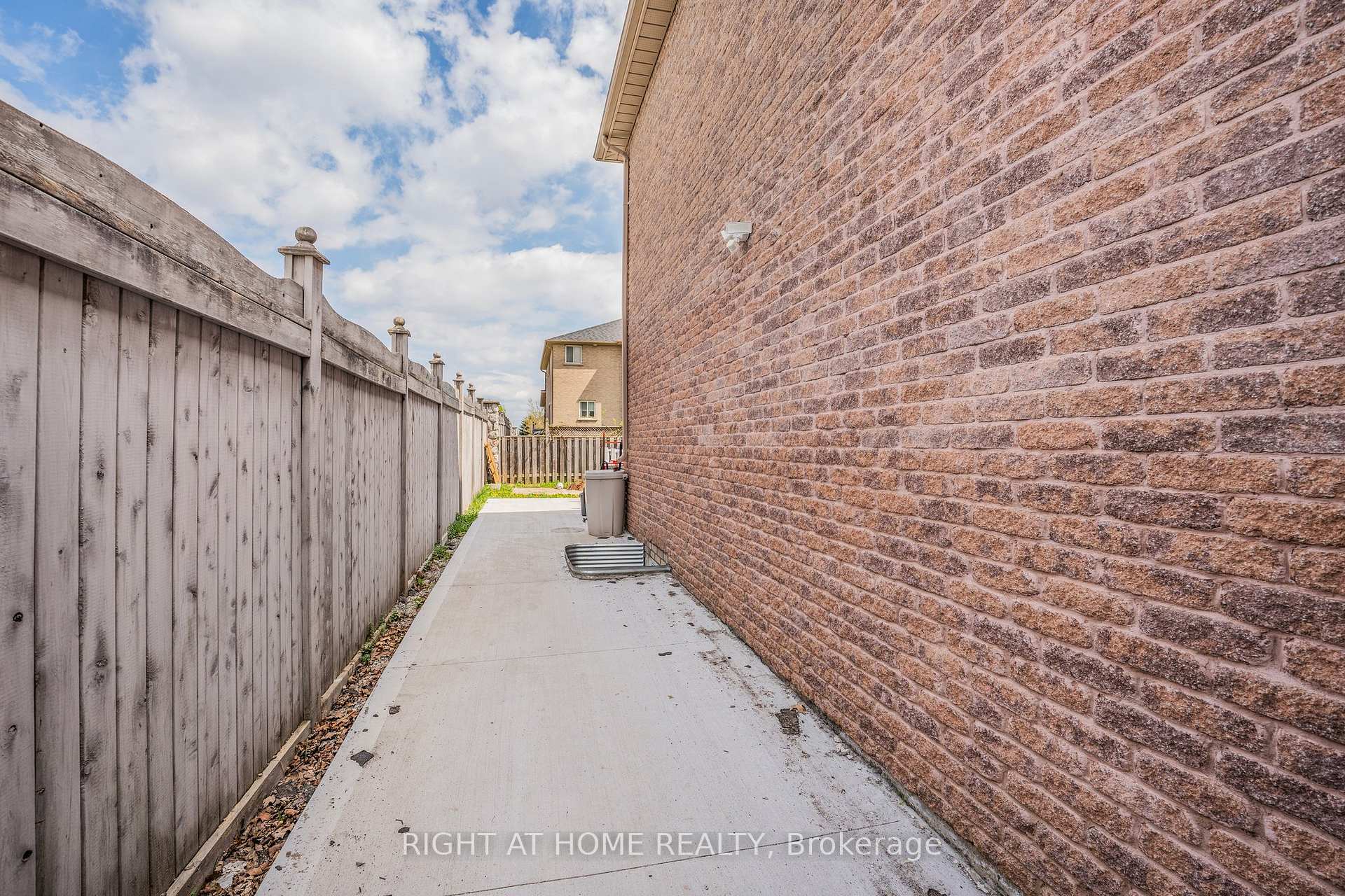 Photo 42 of 1 Esther Drive, Barrie, Painswick South — HOMEH