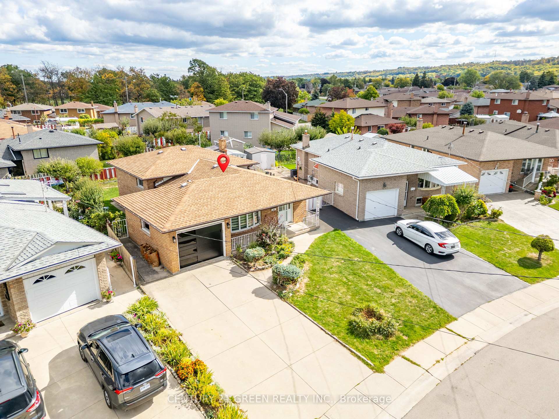 Photo 3 of 159 Bow Valley Drive, Hamilton, Riverdale — HOMEH