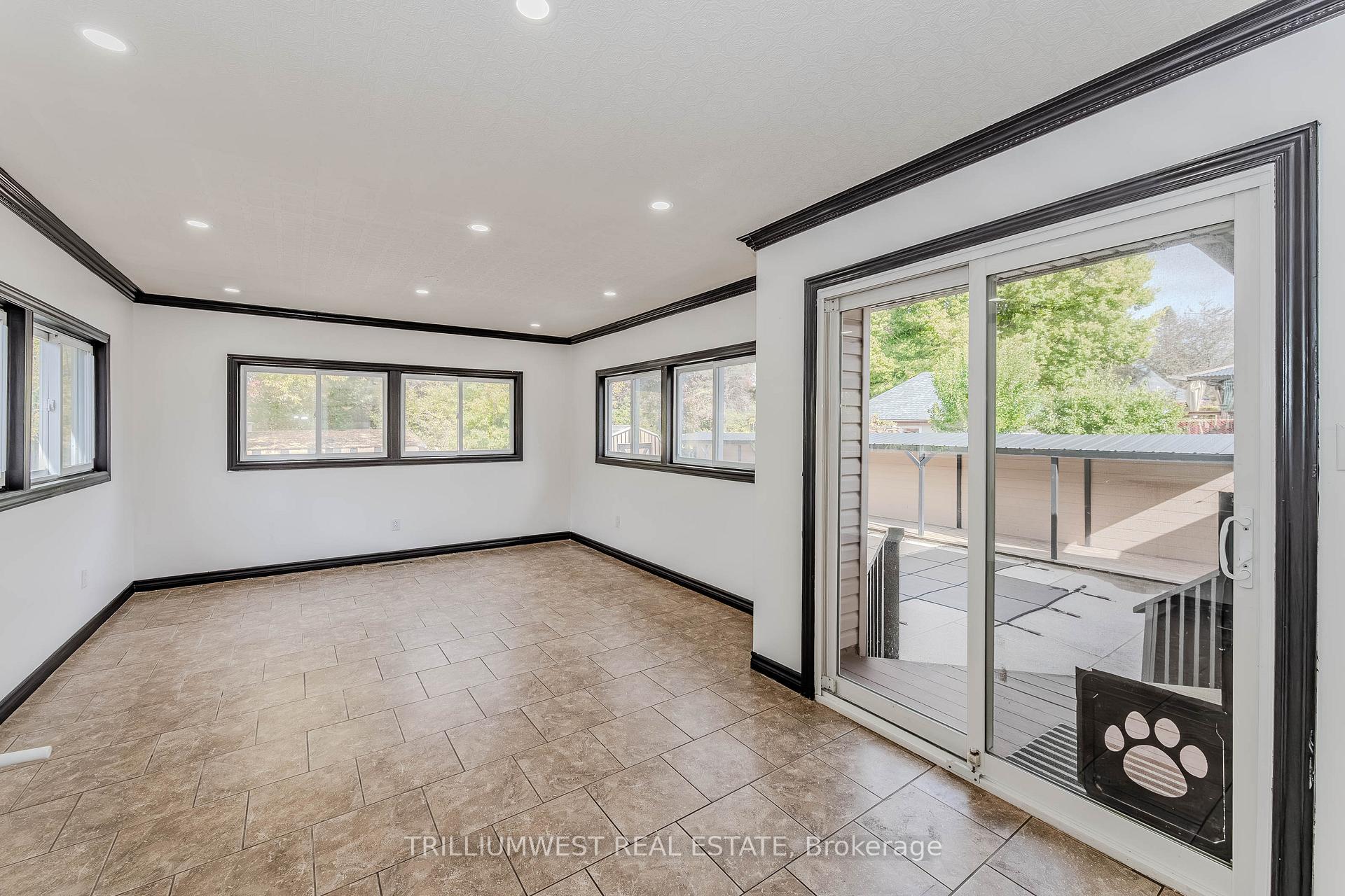 Photo 14 of 560 Woodlawn Road E, Guelph, Victoria North — HOMEH