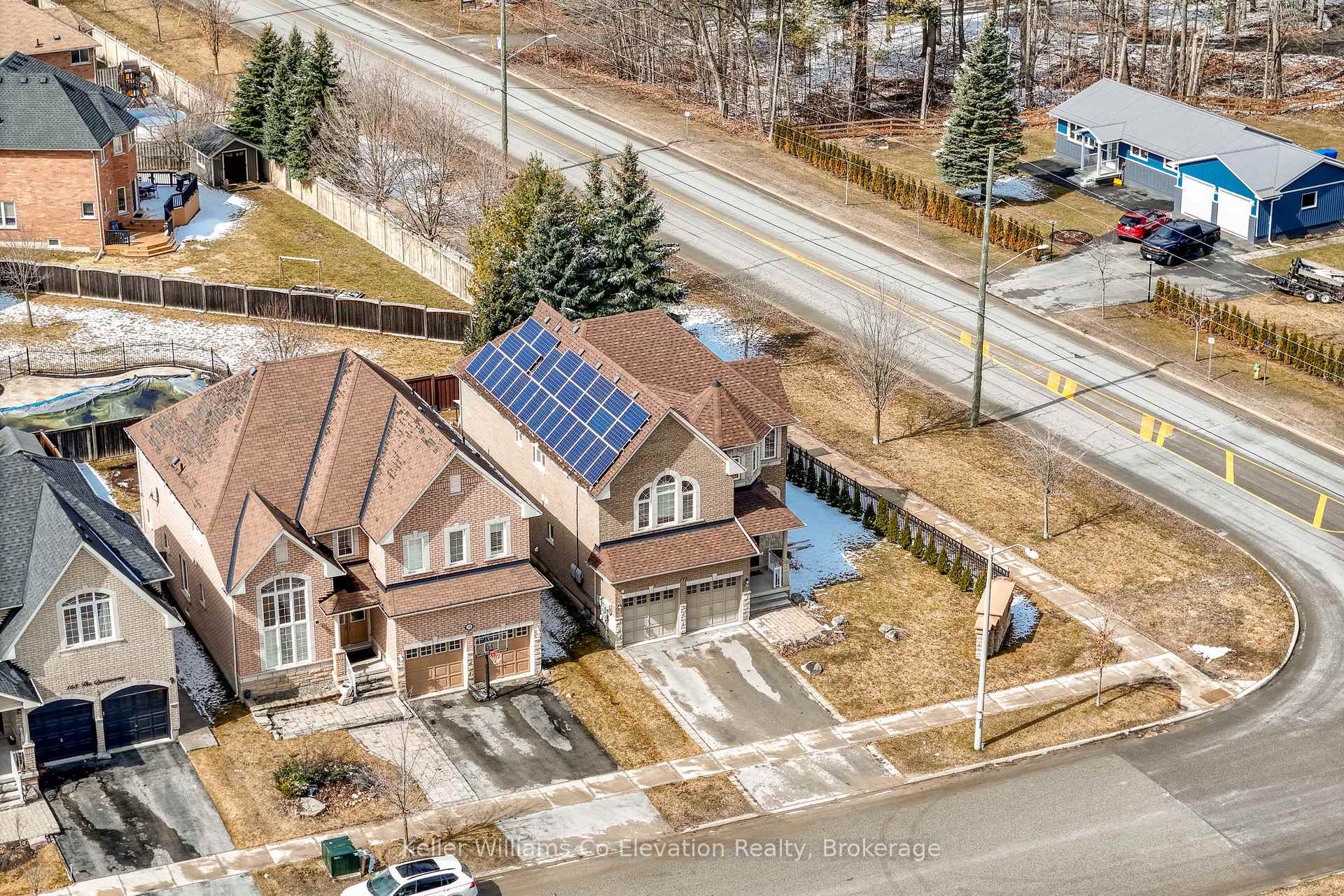 Photo 3 of 172 The Queensway, Barrie, Innis-Shore — HOMEH